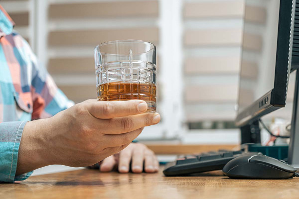 alkohol-am-arbeitsplatz.jpg
