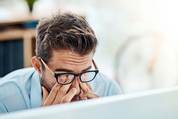 Mein Arbeitgeber will mich nicht gehen lassen: Arbeitnehmer müde vom Stress mit dem Chef