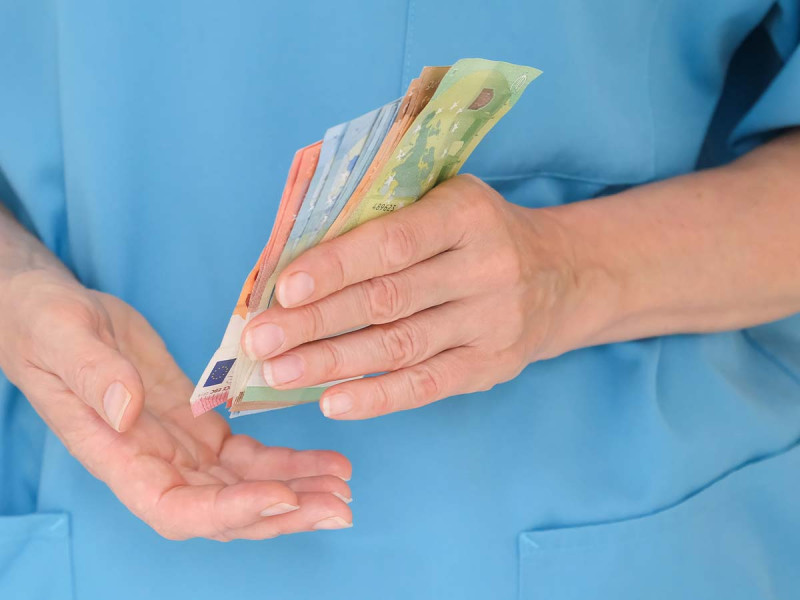 Wie werden Feiertage in der Stundenabrechnung behandelt?